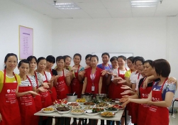 南寧月嫂娘子軍家政致：愛(ài)美的寶媽們，春節不增重你得這樣吃哦！